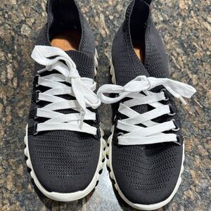 bernie mev. Black and White Knit Sneakers